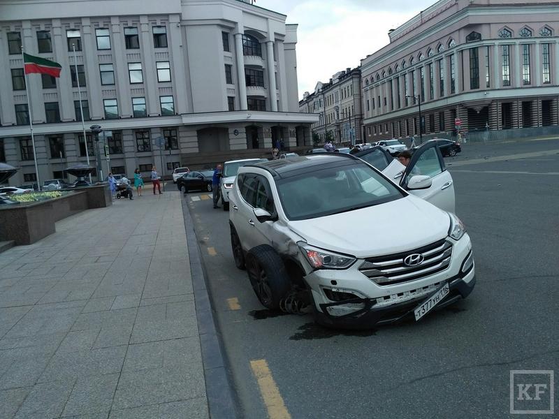 Автоледи устроила  в центре Казани жуткое ДТП