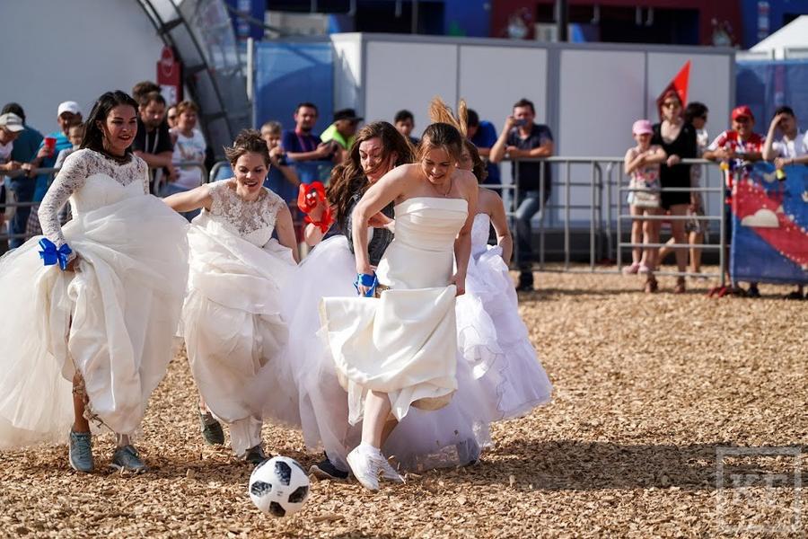Казанские невесты сыграли в футбол на фан-фесте