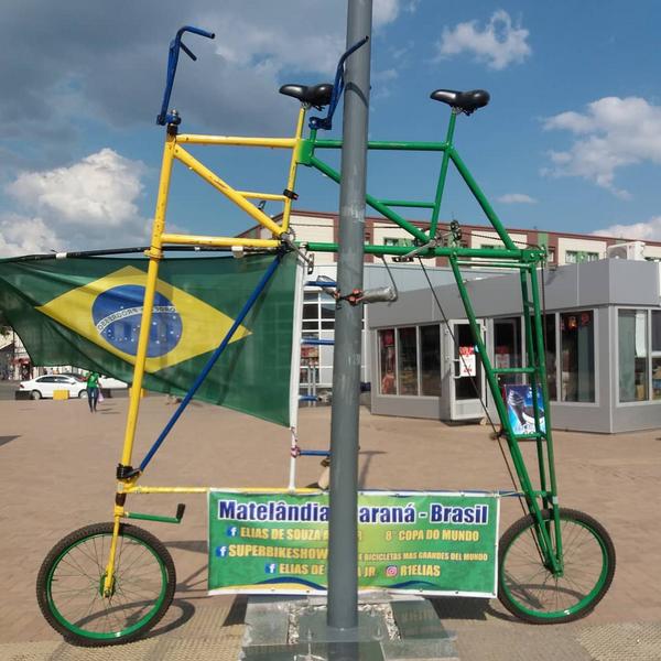 Бразильские болельщики катаются по Казани на двухэтажном велосипеде