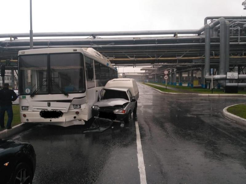 Водитель «ВИС» в Нижнекамске врезался в автобус