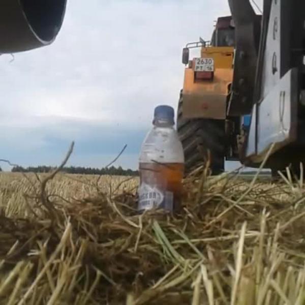 Татарский блогер-тракторист повторил челлендж, открыв бутылку ковшом трактора