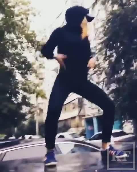 В Казани задержали хулиганку, танцевавшую на крышах авто