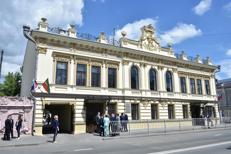 Минниханов впервые после реконструкции посетил Дом татарской книги