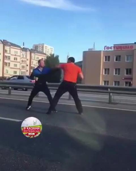 Зрелищная драка татарстанских водителей попала на видео