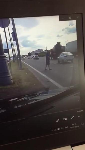 Видео: в Челнах дальнобойщика сбила «легковушка», он несколько раз перевернулся в воздухе