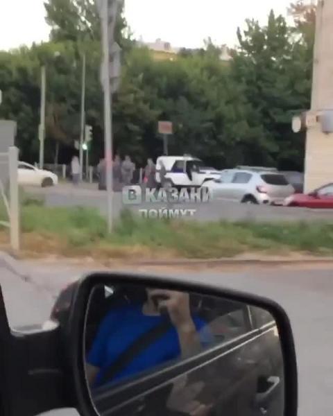 В Казани привлекли за хулиганство парня, лежавшего босиком на асфальте в окружении Росгвардии