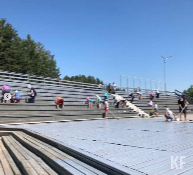 Соцсети: Бюджетников Елабуги вывели на покраску трибун в жару, не разрешив обедать