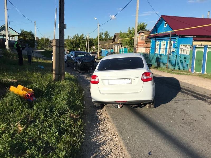 В деревне Нижнекамского района лоб в лоб столкнулись легковушки