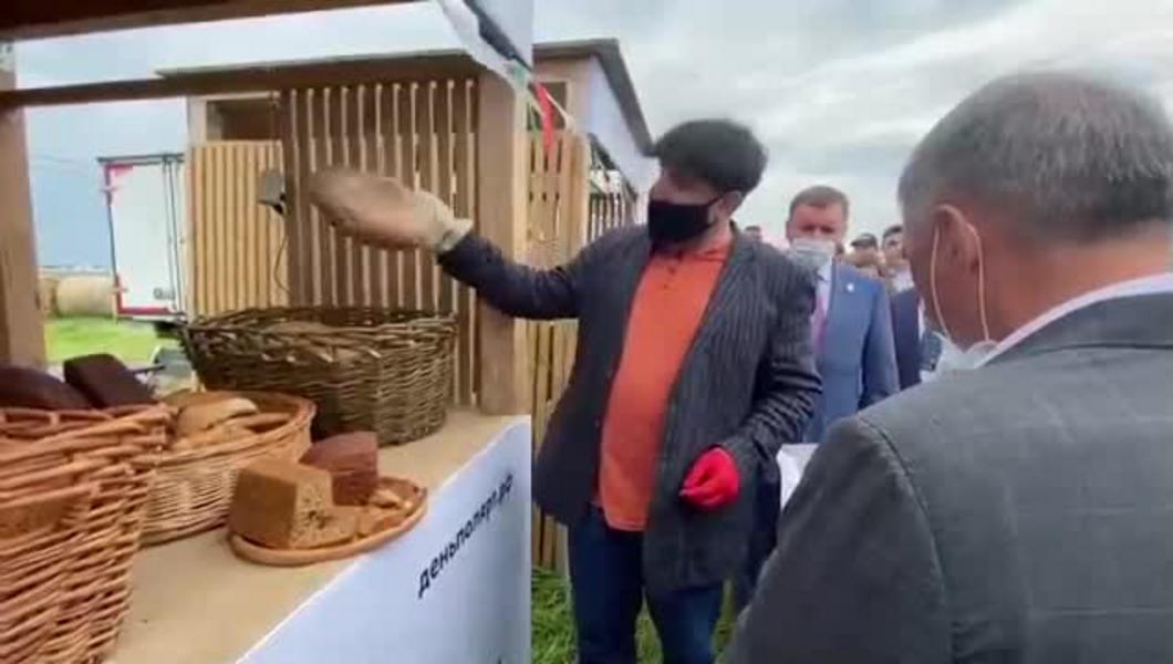 Рустам Минниханов купил хлеб у самозанятого пекаря на выставке «Дни поля»