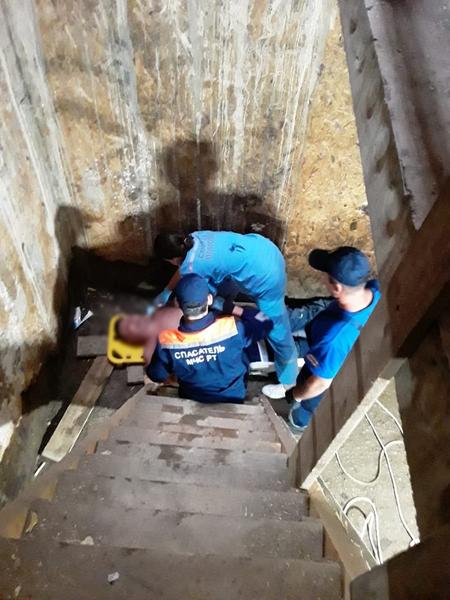 Спасатели Казани вытащили из подвала мужчину, который упал со второго этажа