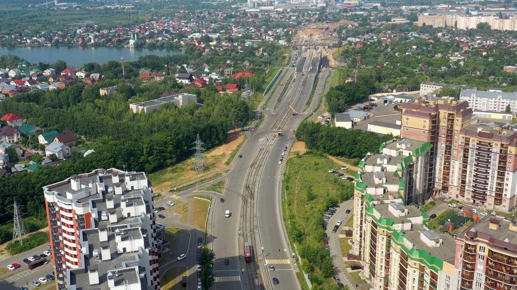 На стройке БКК начали монтаж подъемников на пешеходный переход
