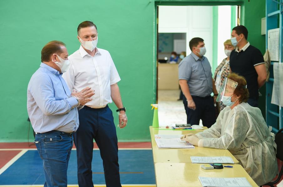 Министр промышленности РТ Альберт Каримов осмотрел нижнекамские избирательные участки