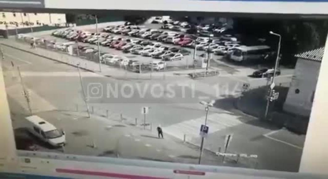 В Казани пешеход чудом уцелел, отскочив в последний момент от летящего Mercedes