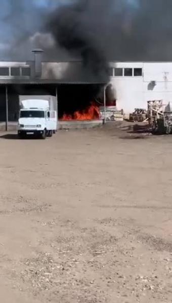В Казани сгорели бесхозный грузовик и мусор на складе