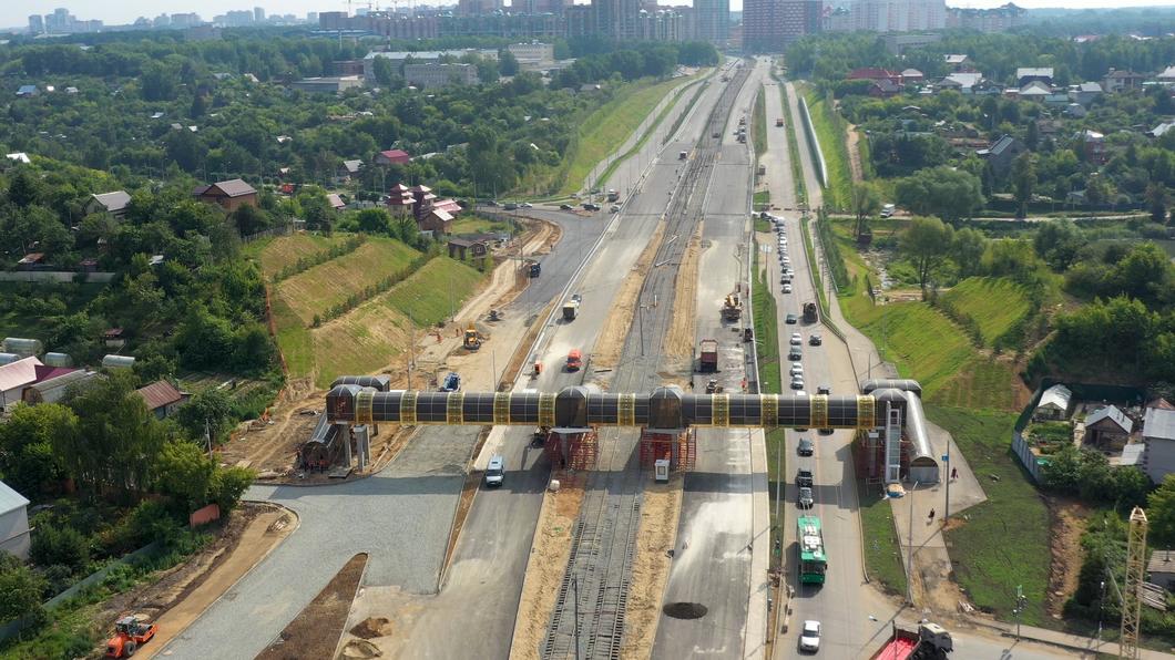 На стройке БКК начали монтаж подъемников на пешеходный переход