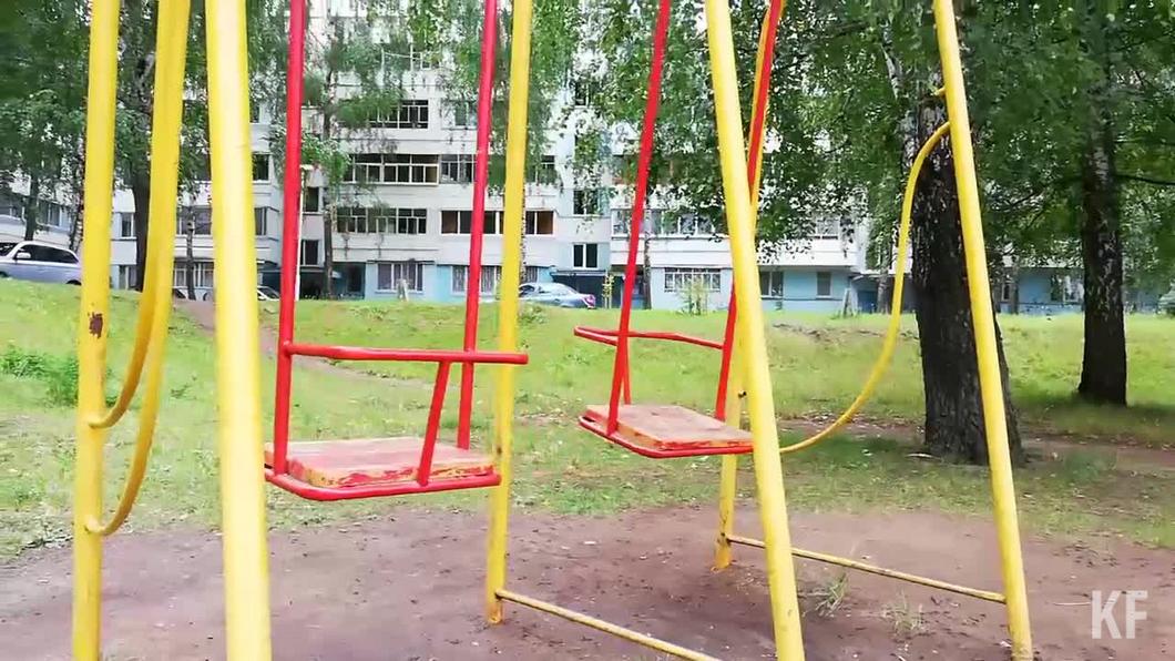 В Челнах девочка разбила лицо во время катания на качелях