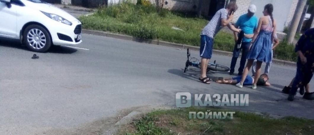 В Казани школьник на велосипеде влетел в машину: у мальчика сотрясение мозга