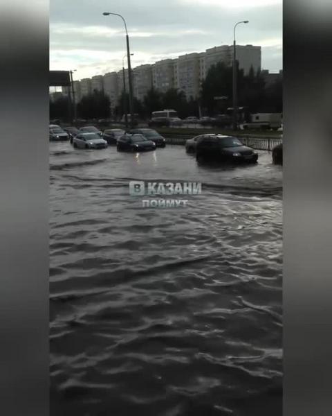 Улицы Казани вновь затопило после дождя