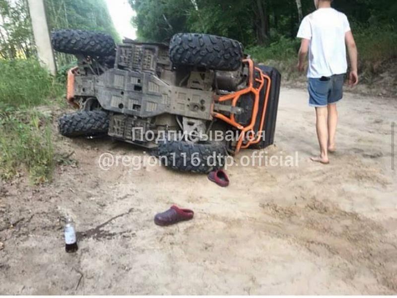 «Один лежит и не понимает, что происходит»: под Казанью парни перевернулись на квадроцикле