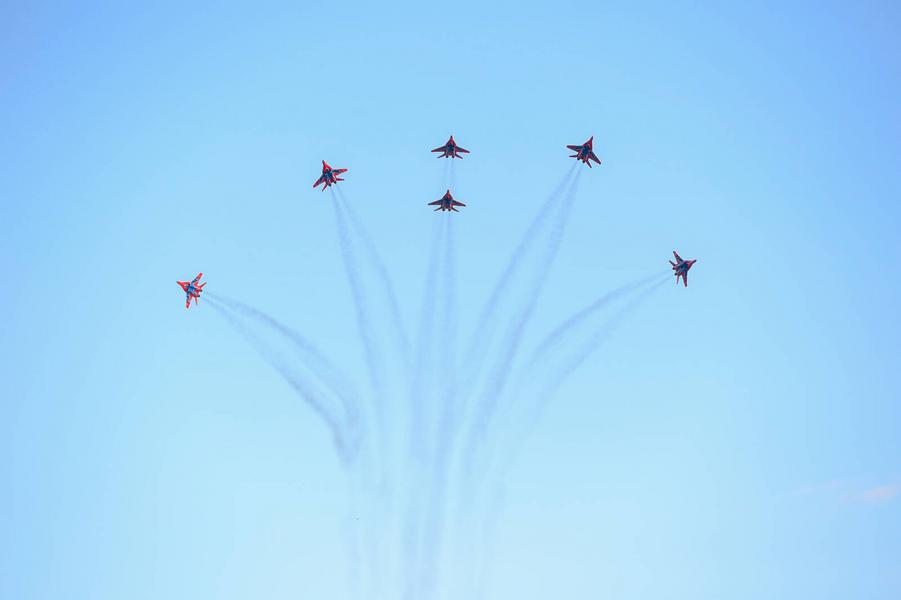 Песошин наградил трех представителей авиационной отрасли на празднике «Я выбираю небо!»