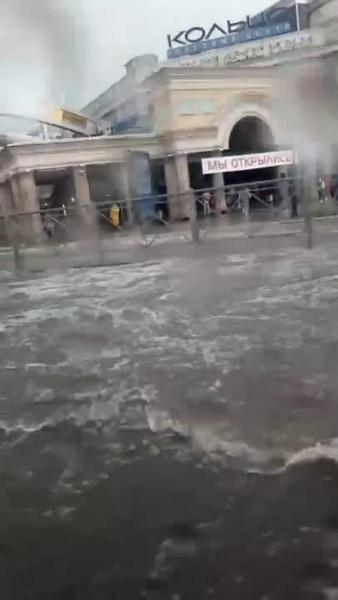 Улицы Казани вновь затопило после дождя