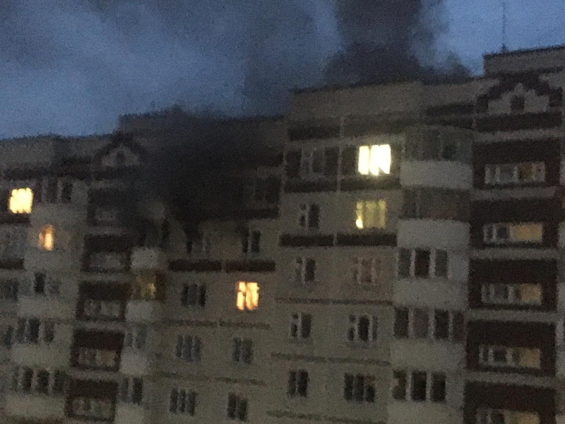 В Казани по улице Файзи на балконе вспыхнули вещи