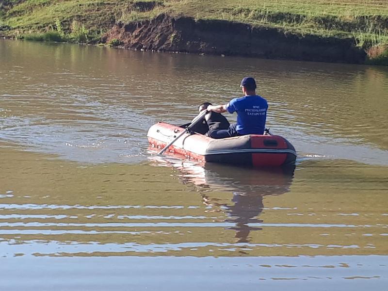 В Татарстане спасатели в озере больше двух часов искали тело 20-летнего парня В Татарстане спасатели в озере больше двух часов искали тело 20-летнего парня
