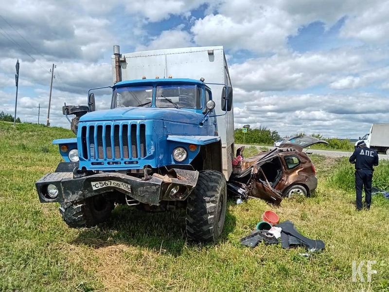В Бавлинском районе 79-летний водитель иномарки влетел под грузовик