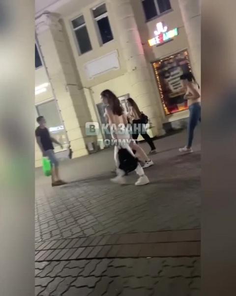 Обнаженные парни и девушки устроили голый флешмоб на улице Баумана в Казани