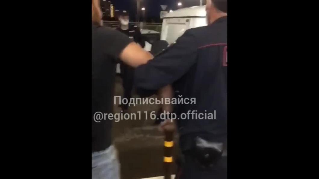 Казанца «скрутили» полицейские за отсутствие маски при снятии денег в банкомате