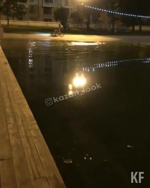 В Казани мужчины устроили заплыв в Черном озере