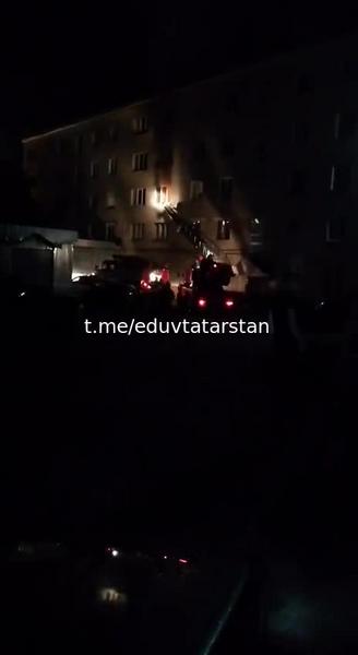 В Бугульме сотрудники МЧС спасли из горящей квартиры девушку