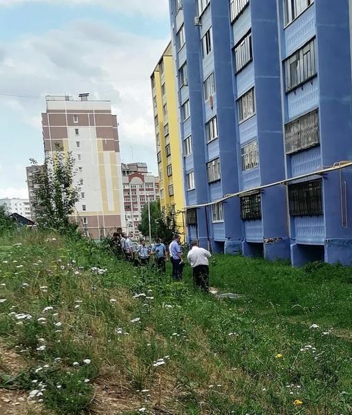В Татарстане из окна девятиэтажки выпал трехлетний мальчик