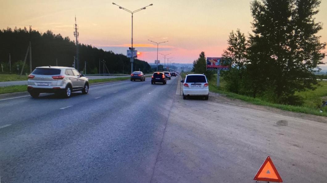 Мотоциклист на скорости въехал в малолитражку в Нижнекамске и вылетел в кювет