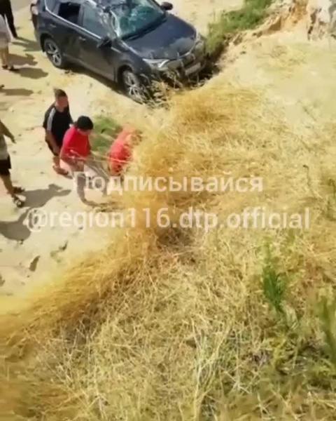 В Татарстане водитель перепутал педали и уронил автомобиль с обрыва