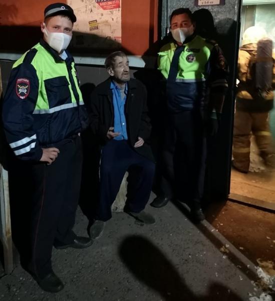 Татарстанские автоинспекторы спасли пенсионера из горящей квартиры Татарстанские автоинспекторы спасли пенсионера из горящей квартиры