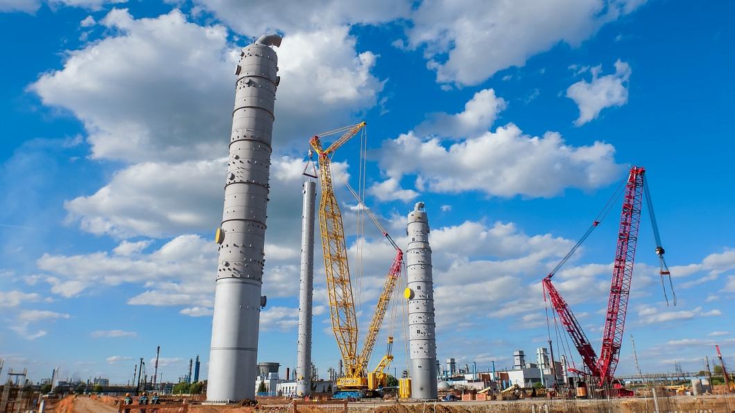 На стройплощадке НКНХ установили самую высокую колонну На стройплощадке НКНХ установили самую высокую колонну