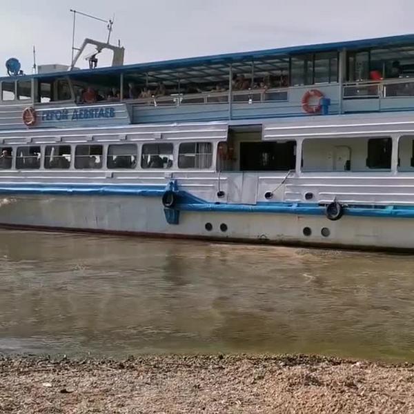 Пассажиров прогулочного теплохода в Татарстане забыли на диком пляже без еды и воды