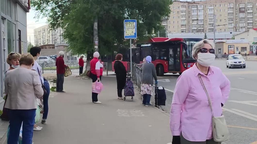 За два часа в казанских автобусах поймали 42 пассажира без перчаток и масок
