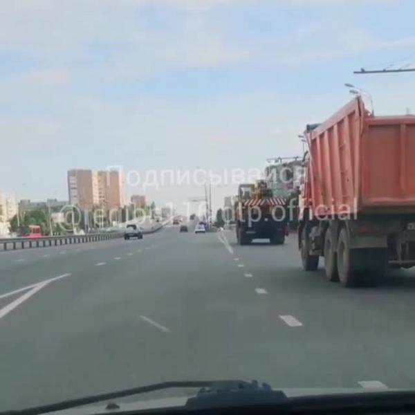 Слишком низко летел: в Казани легковушка оседлала дорожный парапет