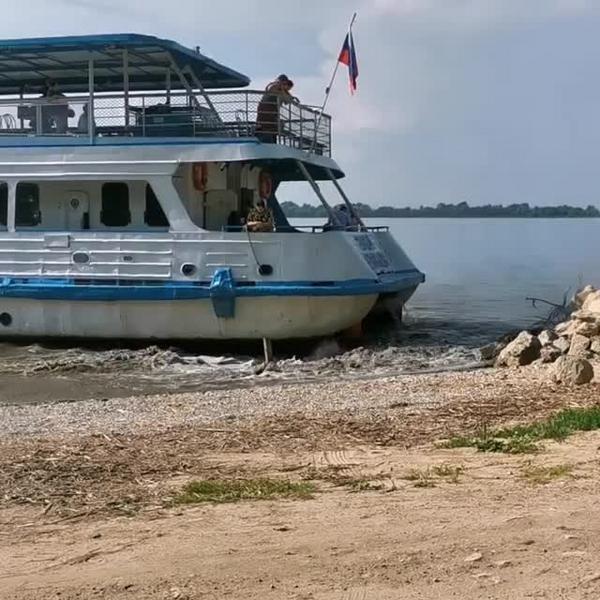 Пассажиров прогулочного теплохода в Татарстане забыли на диком пляже без еды и воды