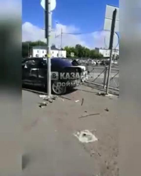 В Казани пешеход чудом уцелел, отскочив в последний момент от летящего Mercedes