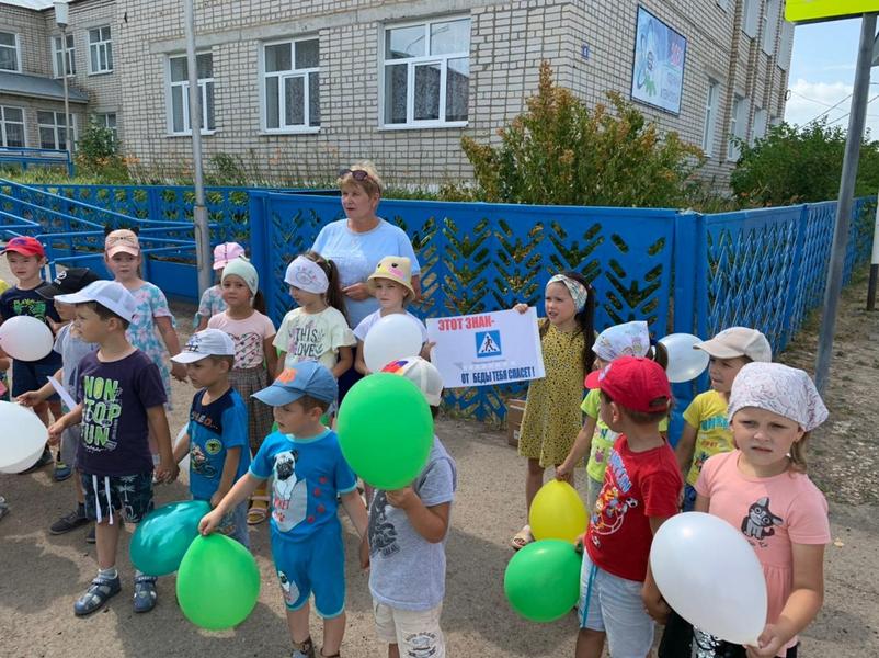 В Казани перед пешеходными переходами появились надписи, призывающие брать ребенка за руку