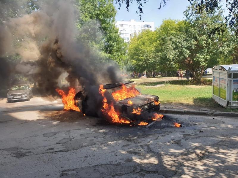 В Челнах тракторист спасал машины на парковке, которые могли загореться