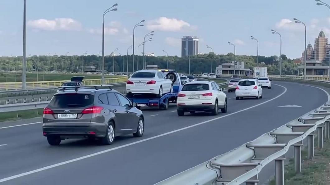 Жители Казани пожаловались на свадебный кортеж из-за пробки и поведения пассажиров