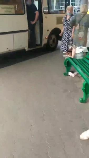 Полицейские скрутили парня без маски в автобусе из Зеленодольска