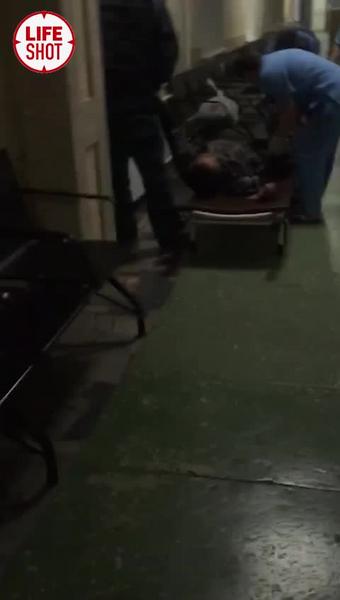 В больнице Саратовской области бездомного без ноги разместили на полу в коридоре