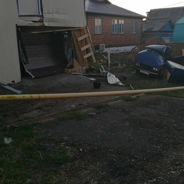 Татарстанец влетел на легковушке в газовую трубу и оставил всю деревню без газа