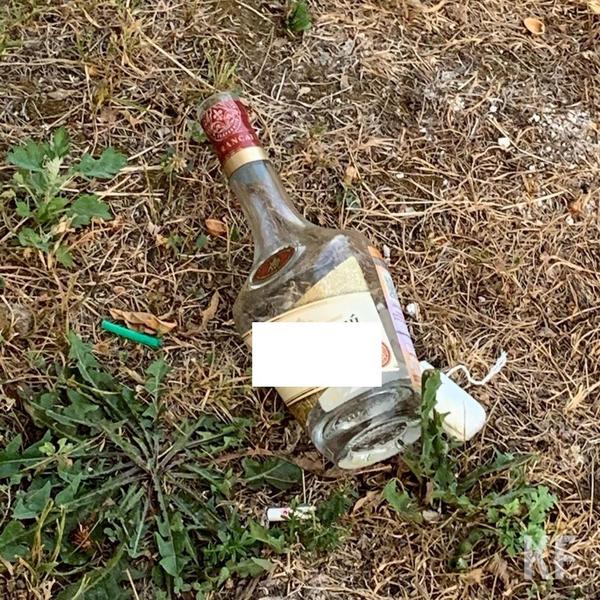 Из окон нижнекамской многоэтажки летят носки, коробки, бутылки