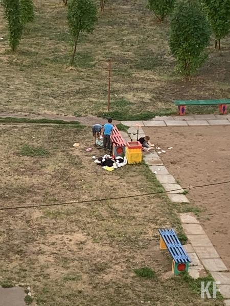 Дети Нижнекамска на каникулах сбрасывают из окон пакеты с водой и бьют бутылки